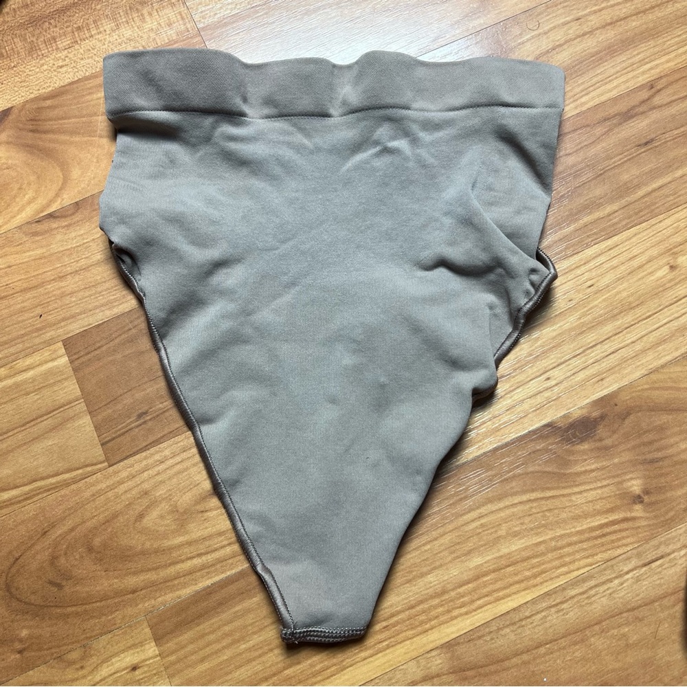 SKIMS SEAMLESS SCULPT MID WAIST THONG NWOT - SIENNA